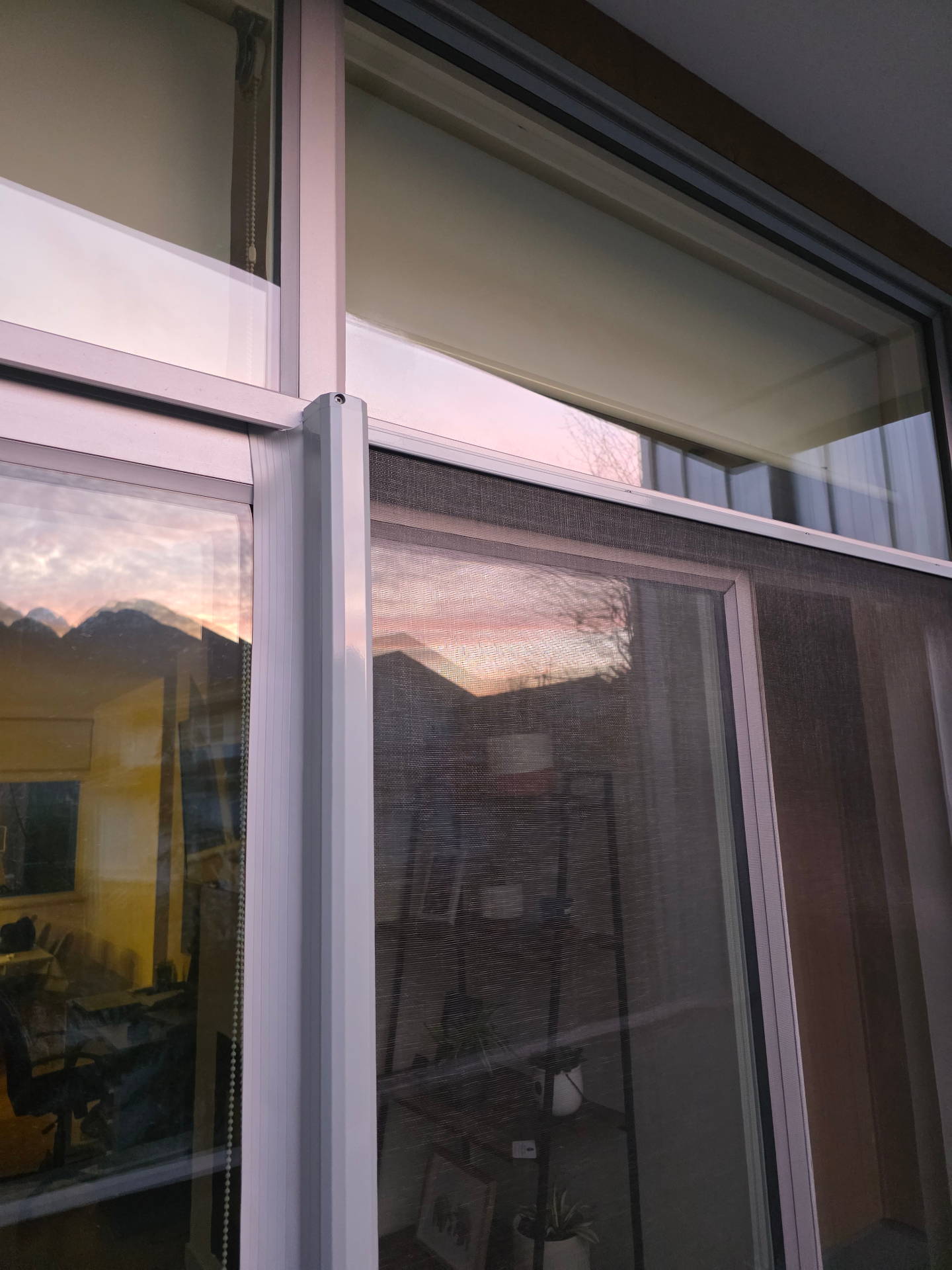 Retractable screen housing mounted flush to door frame